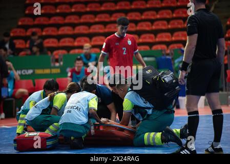 Bangkok, Bamgkok, Thailand. April 2024. Der verletzte Spieler kam am Freitag, den 19. April 2024, um erste Hilfe an der Seite des Spielfeldes beim AFC Futsal Asian Cup Thailand 2024 zu leisten, zwischen der thailändischen Futsal-Nationalmannschaft und der Myanmar-Nationalmannschaft im Hua Mak Indoor Stadium. Ramkhamhaeng Road, Bangkok. (Kreditbild: © Teera Noisakran/Pacific Press via ZUMA Press Wire) NUR REDAKTIONELLE VERWENDUNG! Nicht für kommerzielle ZWECKE! Stockfoto