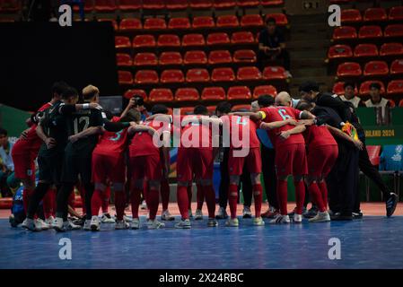 Bangkok, Bamgkok, Thailand. April 2024. Bangkok: Thai Players (rotes Trikot), im Wettbewerb AFC Futsal Asian Cup Thailand 2024, am 19. April 2024. Die thailändische Futsal-Nationalmannschaft trifft auf die Myanmar Futsal-Nationalmannschaft im Hua Mak Indoor Stadium, Ramkhamhaeng Road. (Kreditbild: © Teera Noisakran/Pacific Press via ZUMA Press Wire) NUR REDAKTIONELLE VERWENDUNG! Nicht für kommerzielle ZWECKE! Stockfoto