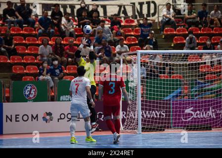 Bangkok, Bamgkok, Thailand. April 2024. Bangkok: Das Viertelfinale des AFC Futsal Asian Cup Thailand 2024 mit einer Gruppe A am Freitag, den 19. April 2024, zwischen der thailändischen Futsal-Nationalmannschaft (rote Shirts) und der myanmarschen Futsal-Nationalmannschaft (weißes Shirt) im Hua Mak Indoor Stadium, Ramkhamhaeng Road. Vollzeit Thailand 5 - 0 Myanmar. (Kreditbild: © Teera Noisakran/Pacific Press via ZUMA Press Wire) NUR REDAKTIONELLE VERWENDUNG! Nicht für kommerzielle ZWECKE! Stockfoto