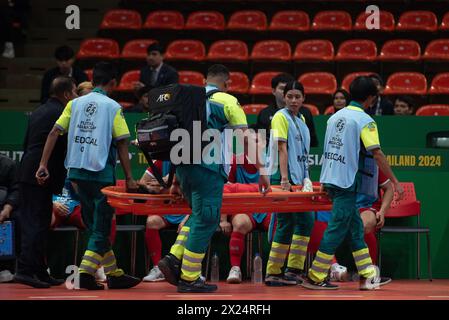 Bangkok, Bamgkok, Thailand. April 2024. Der verletzte Spieler kam am Freitag, den 19. April 2024, um erste Hilfe an der Seite des Spielfeldes beim AFC Futsal Asian Cup Thailand 2024 zu leisten, zwischen der thailändischen Futsal-Nationalmannschaft und der Myanmar-Nationalmannschaft im Hua Mak Indoor Stadium. Ramkhamhaeng Road, Bangkok. (Kreditbild: © Teera Noisakran/Pacific Press via ZUMA Press Wire) NUR REDAKTIONELLE VERWENDUNG! Nicht für kommerzielle ZWECKE! Stockfoto