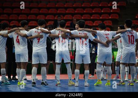 Bangkok, Bamgkok, Thailand. April 2024. Bangkok: Myanmar Spieler (weißes Trikot), im Wettbewerb AFC Futsal Asian Cup Thailand 2024, am 19. April 2024. Die thailändische Futsal-Nationalmannschaft trifft auf die Myanmar Futsal-Nationalmannschaft im Hua Mak Indoor Stadium, Ramkhamhaeng Road. (Kreditbild: © Teera Noisakran/Pacific Press via ZUMA Press Wire) NUR REDAKTIONELLE VERWENDUNG! Nicht für kommerzielle ZWECKE! Stockfoto