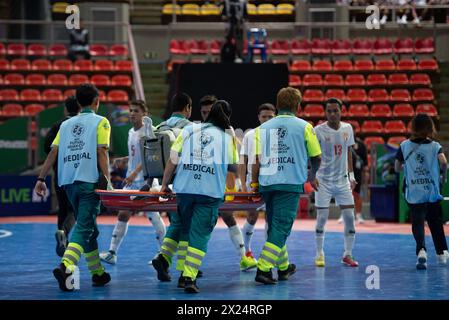 Bangkok, Bamgkok, Thailand. April 2024. Der verletzte Spieler kam am Freitag, den 19. April 2024, um erste Hilfe an der Seite des Spielfeldes beim AFC Futsal Asian Cup Thailand 2024 zu leisten, zwischen der thailändischen Futsal-Nationalmannschaft und der Myanmar-Nationalmannschaft im Hua Mak Indoor Stadium. Ramkhamhaeng Road, Bangkok. (Kreditbild: © Teera Noisakran/Pacific Press via ZUMA Press Wire) NUR REDAKTIONELLE VERWENDUNG! Nicht für kommerzielle ZWECKE! Stockfoto