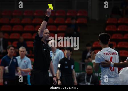 Bangkok, Bamgkok, Thailand. April 2024. Der Schiedsrichter gibt dem Spieler eine gelbe Karte im AFC Futsal Asian Cup Thailand 2024, am 19. April 2024, zwischen der thailändischen Futsal-Nationalmannschaft und der Myanmar Futsal-Nationalmannschaft im Hua Mak Indoor Stadium, Ramkhamhaeng Road, Bangkok. (Kreditbild: © Teera Noisakran/Pacific Press via ZUMA Press Wire) NUR REDAKTIONELLE VERWENDUNG! Nicht für kommerzielle ZWECKE! Stockfoto