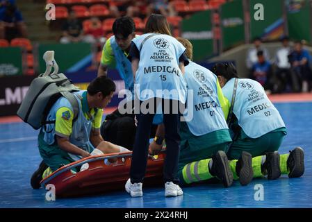 Bangkok, Bamgkok, Thailand. April 2024. Der verletzte Spieler kam am Freitag, den 19. April 2024, um erste Hilfe an der Seite des Spielfeldes beim AFC Futsal Asian Cup Thailand 2024 zu leisten, zwischen der thailändischen Futsal-Nationalmannschaft und der Myanmar-Nationalmannschaft im Hua Mak Indoor Stadium. Ramkhamhaeng Road, Bangkok. (Kreditbild: © Teera Noisakran/Pacific Press via ZUMA Press Wire) NUR REDAKTIONELLE VERWENDUNG! Nicht für kommerzielle ZWECKE! Stockfoto