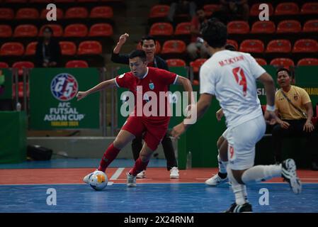 Bangkok, Bamgkok, Thailand. April 2024. Bangkok: Das Viertelfinale des AFC Futsal Asian Cup Thailand 2024 mit einer Gruppe A am Freitag, den 19. April 2024, zwischen der thailändischen Futsal-Nationalmannschaft (rote Shirts) und der myanmarschen Futsal-Nationalmannschaft (weißes Shirt) im Hua Mak Indoor Stadium, Ramkhamhaeng Road. Vollzeit Thailand 5 - 0 Myanmar. (Kreditbild: © Teera Noisakran/Pacific Press via ZUMA Press Wire) NUR REDAKTIONELLE VERWENDUNG! Nicht für kommerzielle ZWECKE! Stockfoto