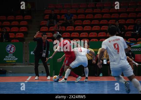 Bangkok, Bamgkok, Thailand. April 2024. Bangkok: Das Viertelfinale des AFC Futsal Asian Cup Thailand 2024 mit einer Gruppe A am Freitag, den 19. April 2024, zwischen der thailändischen Futsal-Nationalmannschaft (rote Shirts) und der myanmarschen Futsal-Nationalmannschaft (weißes Shirt) im Hua Mak Indoor Stadium, Ramkhamhaeng Road. Vollzeit Thailand 5 - 0 Myanmar. (Kreditbild: © Teera Noisakran/Pacific Press via ZUMA Press Wire) NUR REDAKTIONELLE VERWENDUNG! Nicht für kommerzielle ZWECKE! Stockfoto