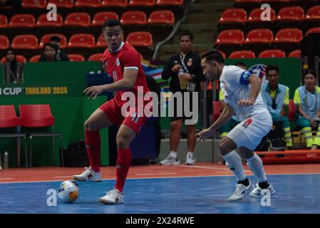 Bangkok, Bamgkok, Thailand. April 2024. Bangkok: Das Viertelfinale des AFC Futsal Asian Cup Thailand 2024 mit einer Gruppe A am Freitag, den 19. April 2024, zwischen der thailändischen Futsal-Nationalmannschaft (rote Shirts) und der myanmarschen Futsal-Nationalmannschaft (weißes Shirt) im Hua Mak Indoor Stadium, Ramkhamhaeng Road. Vollzeit Thailand 5 - 0 Myanmar. (Kreditbild: © Teera Noisakran/Pacific Press via ZUMA Press Wire) NUR REDAKTIONELLE VERWENDUNG! Nicht für kommerzielle ZWECKE! Stockfoto