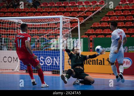 Bangkok, Bangkok, Thailand. April 2024. Bangkok: Das Viertelfinale des AFC Futsal Asian Cup Thailand 2024 mit einer Gruppe A am Freitag, den 19. April 2024, zwischen der thailändischen Futsal-Nationalmannschaft (rote Shirts) und der myanmarschen Futsal-Nationalmannschaft (weißes Shirt) im Hua Mak Indoor Stadium, Ramkhamhaeng Road. Vollzeit Thailand 5 - 0 Myanmar. (Kreditbild: © Teera Noisakran/Pacific Press via ZUMA Press Wire) NUR REDAKTIONELLE VERWENDUNG! Nicht für kommerzielle ZWECKE! Stockfoto