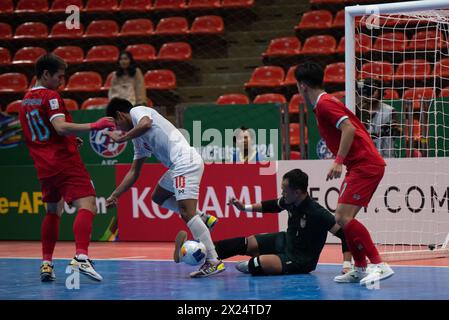 Bangkok, Bangkok, Thailand. April 2024. Bangkok: Das Viertelfinale des AFC Futsal Asian Cup Thailand 2024 mit einer Gruppe A am Freitag, den 19. April 2024, zwischen der thailändischen Futsal-Nationalmannschaft (rote Shirts) und der myanmarschen Futsal-Nationalmannschaft (weißes Shirt) im Hua Mak Indoor Stadium, Ramkhamhaeng Road. Vollzeit Thailand 5 - 0 Myanmar. (Kreditbild: © Teera Noisakran/Pacific Press via ZUMA Press Wire) NUR REDAKTIONELLE VERWENDUNG! Nicht für kommerzielle ZWECKE! Stockfoto