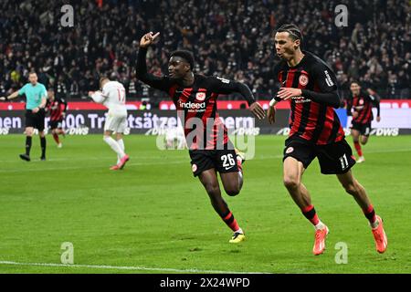 Frankfurt, Deutschland. April 2024. Hugo Ekitike (R) von Eintracht Frankfurt feiert, nachdem er mit seinem Teamkollegen Eric Dina Ebimbe beim ersten Bundesliga-Spiel zwischen Eintracht Frankfurt und dem FC Augsburg am 19. April 2024 in Frankfurt einen Treffer erzielt hat. Quelle: Ulrich Hufnagel/Xinhua/Alamy Live News Stockfoto