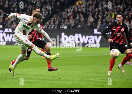 Frankfurt, Deutschland. April 2024. Ruben Vargas (Front) des FC Augsburg schießt beim ersten Bundesliga-Spiel zwischen Eintracht Frankfurt und dem FC Augsburg in Frankfurt am 19. April 2024 um einen Treffer. Quelle: Ulrich Hufnagel/Xinhua/Alamy Live News Stockfoto