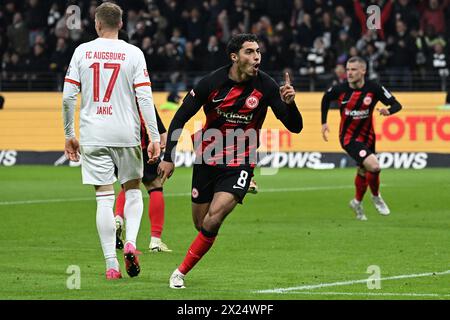 Frankfurt, Deutschland. April 2024. Fares CHAIBI (2. R) von Eintracht Frankfurt feiert nach einem Treffer während des ersten Ligaspiels zwischen Eintracht Frankfurt und FC Augsburg in Frankfurt am 19. April 2024. Quelle: Ulrich Hufnagel/Xinhua/Alamy Live News Stockfoto