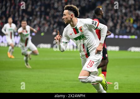 Frankfurt, Deutschland. April 2024. Ruben Vargas vom FC Augsburg feiert nach einem Treffer beim ersten Bundesliga-Spiel zwischen Eintracht Frankfurt und FC Augsburg in Frankfurt am 19. April 2024. Quelle: Ulrich Hufnagel/Xinhua/Alamy Live News Stockfoto