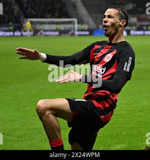 Frankfurt, Deutschland. April 2024. Hugo Ekitike von Eintracht Frankfurt feiert nach einem Treffer während des ersten Ligaspiels zwischen Eintracht Frankfurt und dem FC Augsburg am 19. April 2024 in Frankfurt. Quelle: Ulrich Hufnagel/Xinhua/Alamy Live News Stockfoto