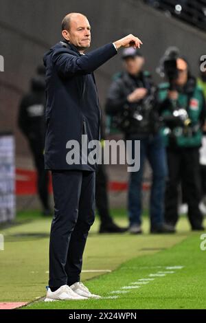 Frankfurt, Deutschland. April 2024. Jess Thorup, Cheftrainer des FC Augsburg, Gesten während des ersten Ligaspiels zwischen Eintracht Frankfurt und FC Augsburg am 19. April 2024 in Frankfurt. Quelle: Ulrich Hufnagel/Xinhua/Alamy Live News Stockfoto