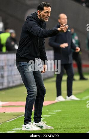 Frankfurt, Deutschland. April 2024. Dino Toppmoeller, Cheftrainer der Eintracht Frankfurt, Gesten während des ersten Ligaspiels zwischen Eintracht Frankfurt und dem FC Augsburg am 19. April 2024 in Frankfurt. Quelle: Ulrich Hufnagel/Xinhua/Alamy Live News Stockfoto