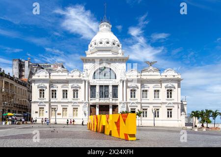 SALVADOR - BAHIA, BRASILIEN – 10. APRIL 2023: Rio Branco Palace. Praca da Sé, historisches Zentrum von Salvador von Bahia. Himmel im Hintergrund und Steinboden Stockfoto