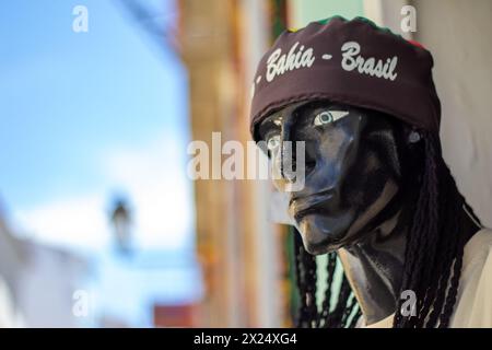 SALVADOR - BAHIA, BRASILIEN – 10. APRIL 2024: Gesicht einer Schaufensterpuppe in schwarzer Kleidung mit einer Kappe des Olodum von Salvador Bahia Stockfoto