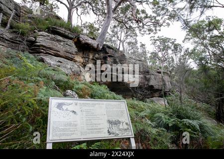 Aborigines Heritage Trail im Ku-Ring-Gai Chase Nationalpark, mit Hinweisschildern zu Midden Living Rock Cave, Sydney, NSW, Australien Stockfoto