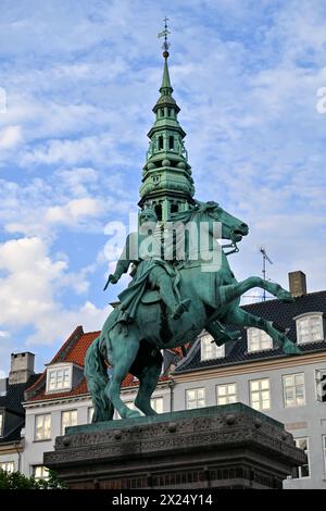 Kopenhagen, Dänemark - 15. Juli 2023: Bischof Absalon Monument in kopenhagen. Absalon (1128–1201), ein dänischer Erzbischof, war der engste Berater König V. Stockfoto