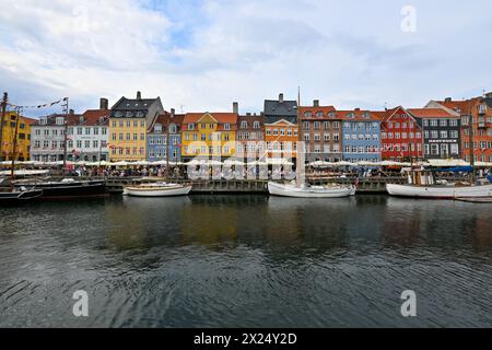 Kopenhagen, Dänemark - 15. Juli 2023: Der Nyhavn (neuer Hafen) mit historischen Booten und bunten Häusern im Hintergrund. Stockfoto