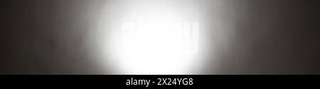 Ein horizontaler grauer Hintergrund mit einem weißen Kreis in der Mitte. Das fotografische Texturmaterial. Verwenden Sie diese Option für ein glattes Schwarzweiß-Schattenbanner. Grau Co Stockfoto