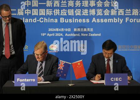 Auckland, Neuseeland. April 2024. Dieses Foto zeigt eine Unterzeichnungszeremonie für eine Absichtserklärung zwischen dem neuseeländischen Milchgiganten Fonterra und dem China International Exhibition Center (CIEC) während des 5. New Zealand-China Business Assembly Forums und der New Zealand Roadshow für die China International Supply Chain Expo in Auckland, Neuseeland, 19. April 2024. PASSEND ZUR „China Int'l Supply Chain Expo New Zealand Roadshow konzentriert sich auf landwirtschaftliche Milchindustrie, erneuerbare Energien“ Credit: Zhao Gang/Xinhua/Alamy Live News Stockfoto