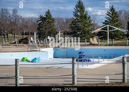 Entleerter und leerer öffentlicher Pool für die Winterzeit im Herbst. Stockfoto