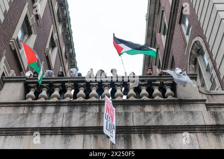Studenten der Universität setzen am 19. April 2024 im Rahmen von „March for Disvestment“ den propalästinensischen Protest an der Columbia University in New York fort Stockfoto