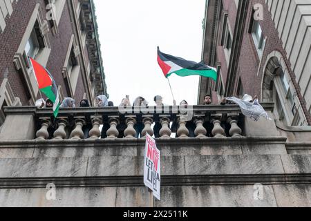 New York, New York, USA. April 2024. Studenten der Universität setzen am 19. April 2024 im Rahmen des „Marsches zur Desinvestition“ propalästinensische Proteste an der Columbia University in New York fort, nachdem mehr als 100 Demonstranten verhaftet und Zelte auf Rasen in der Mitte des Campus entfernt wurden. Einige Studenten lagern noch immer auf dem Campus, der für alle geschlossen wurde, einschließlich der Presse, aber für aktuelle Studenten und Dozenten. (Kreditbild: © Lev Radin/ZUMA Press Wire) NUR REDAKTIONELLE VERWENDUNG! Nicht für kommerzielle ZWECKE! Stockfoto