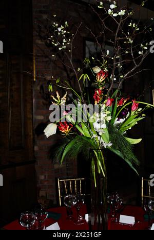 Hohe Blumenarrangements mit Blumen und Zweigen beim Weihnachtsessen in New York, USA Stockfoto