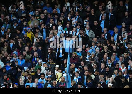 Manchester, Großbritannien. April 2024. Manchester City Fans spielten am 17. April 2024 im Ethiad Stadium in Manchester, England, während des UEFA Champions League-Spiels, im Viertelfinale und im zweiten Leg zwischen Manchester City und Real Madrid. (Foto: Bagu Blanco/PRESSINPHOTO) Credit: PRESSINPHOTO SPORTS AGENCY/Alamy Live News Stockfoto