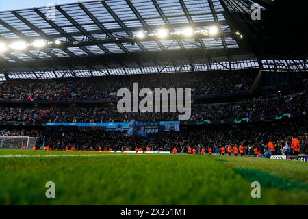 Manchester, Großbritannien. April 2024. Das Etihad Stadium stand während des UEFA Champions League-Spiels, des Viertelfinals, des zweiten Legs zwischen Manchester City und Real Madrid, das am 17. April 2024 im Ethiad Stadium in Manchester, England, ausgetragen wurde. (Foto: Bagu Blanco/PRESSINPHOTO) Credit: PRESSINPHOTO SPORTS AGENCY/Alamy Live News Stockfoto