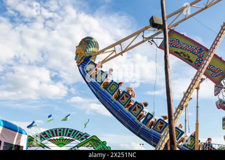 Die Vergnügungsfahrt „Pharaoh's Fury“ schickt ihre Nervenkitzel auf der Allen County Fair in Fort Wayne, Indiana, USA. Stockfoto