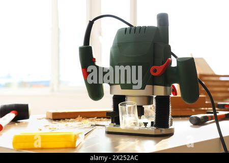 Moderne Fräsmaschine auf dem Tisch in der Schreinerei Stockfoto