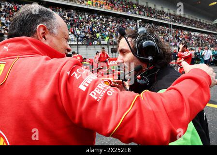 Shanghai, China. April 2024. (L bis R): Frederic Vasseur (FRA) Ferrari Teamleiter mit Luigi Valentino (ITA) sauber Leiter Renntechnik am Startplatz. 20.04.2024. Formel-1-Weltmeisterschaft, Rd 5, Großer Preis Von China, Shanghai, China, Sprint und Qualifikationstag. Das Foto sollte lauten: XPB/Alamy Live News. Stockfoto