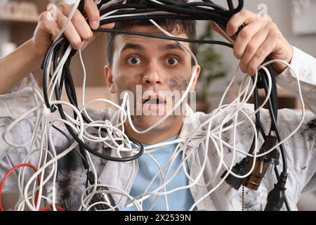 Ein Mann mit einem Stromschlag, verbranntem Gesicht und Drähten zu Hause, Nahaufnahme Stockfoto