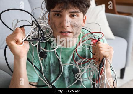 Ein junger Mann mit Verbrennungsgesicht und Drähten zu Hause, Nahaufnahme Stockfoto