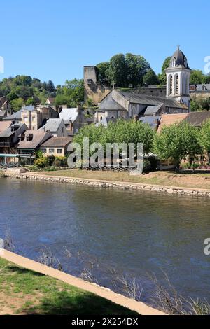 Das Dorf Montignac Lascaux am Ufer des Flusses Vézère in Périgord Noir und am Fuße des Hügels Lascaux, wo der berühmteste Prähistor ist Stockfoto