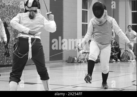 USA - 19.04.2024: Out of Nowhere Fencing, bietet Unterricht im Fechten für alle Niveaus unter dem wachsamen Auge von Trainer David C. Stockfoto