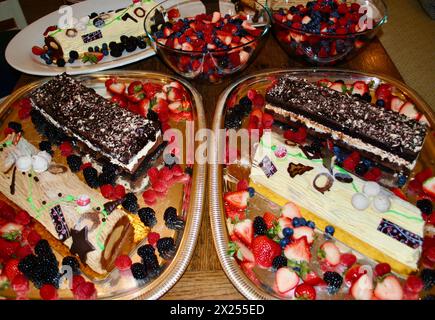 Dessertbuffet bei der Weihnachtsfeier in New York, USA Stockfoto