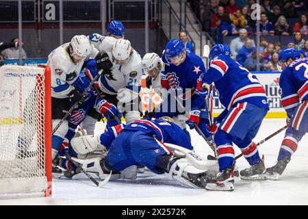 19. April 2024: Die Spieler der Rochester-Amerikaner und der Cleveland-Monsters kämpfen in der ersten Periode. Die Rochester Americans veranstalteten die Cleveland Monsters in einem Spiel der American Hockey League in der Blue Cross Arena in Rochester, New York. (Jonathan Tenca/CSM) Stockfoto