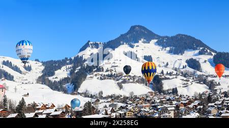 Château-d'Oex, Schweiz - 29. Januar. 2023: Das 43. Internationale Heißluftballonfestival aus über zwanzig Ländern findet jährlich auf der Schweizer Alp statt Stockfoto