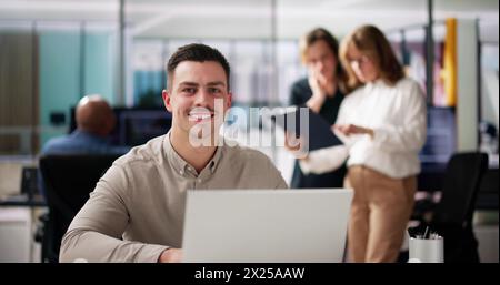 Mann Teamwork In Einer Gruppe Von Geschäftsleuten Mit Happy Diversity Stockfoto