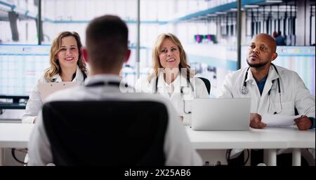 Junge Glückliche Ärzte, Die Im Büro Miteinander Reden Stockfoto