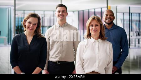 Glückliche Gruppe Von Geschäftsleuten, Die Im Büro Stehen Stockfoto