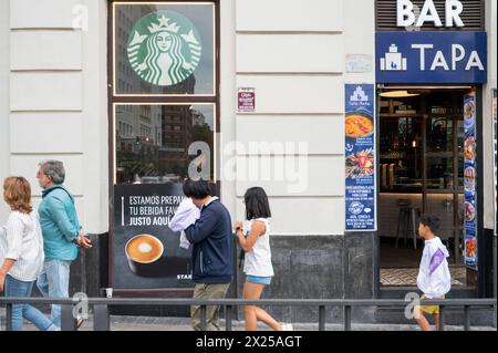 Madrid, Spanien. September 2023. Fußgänger spazieren an der amerikanischen multinationalen Starbucks Coffee Store in Spanien vorbei. (Foto: Xavi Lopez/SOPA Images/SIPA USA) Credit: SIPA USA/Alamy Live News Stockfoto