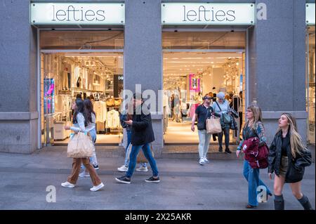 Madrid, Spanien. März 2024. Shopper und Fußgänger spazieren vorbei an der spanischen Modemarke Inditex, Lefties, in Spanien. Quelle: SOPA Images Limited/Alamy Live News Stockfoto