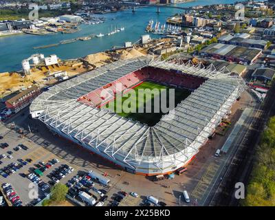 Allgemeine Luftaufnahme des St. Mary’s Stadions in Southampton in Hampshire, dem britischen Heimstadion des englischen Premier League-Fußballteams Southampton FC. Stockfoto