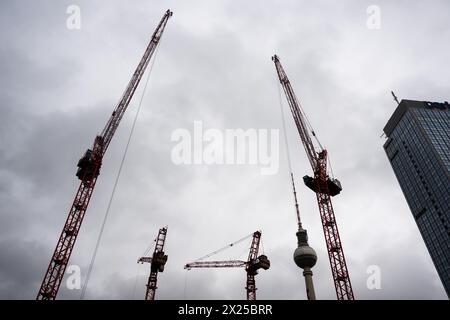 Berlin, Deutschland. April 2024. Vor dem Fernsehturm befinden sich mehrere Baukräne. Quelle: Christophe Gateau/dpa/Alamy Live News Stockfoto